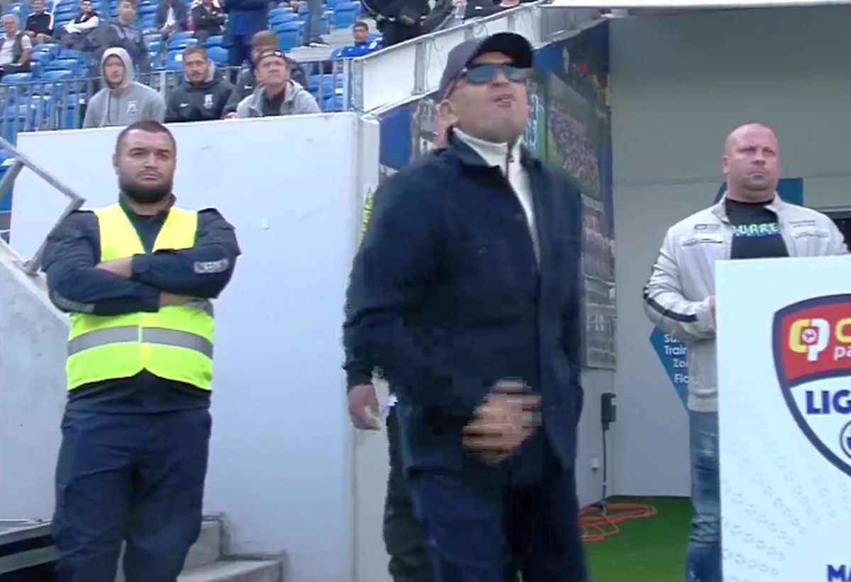 NEVEROSIMIL! Adrian Mititelu a intrat pe teren, a vrut să scoată echipa și a urlat la arbitru: „Nemernicule! Tu să ieși afară, tu!”