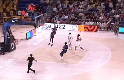 La 2,10 metri, un puști de 14 ani a făcut spectacol în derby-ul Barcelona - Real Madrid din Liga U22 de baschet