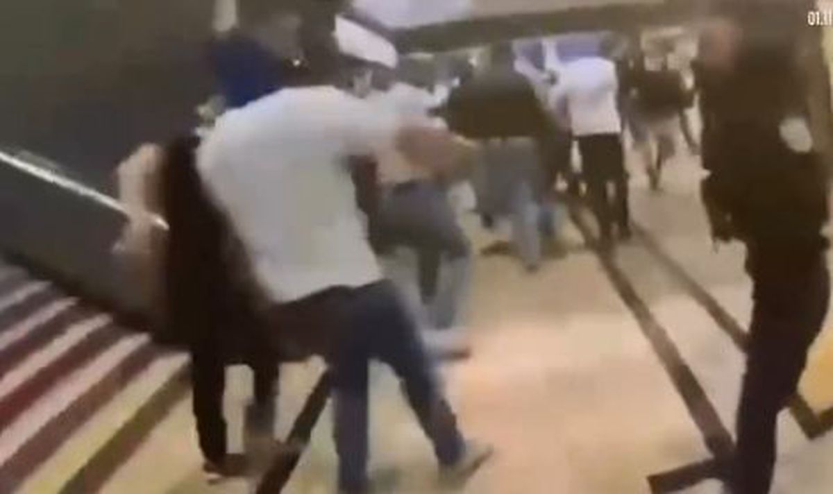 Peste 300 de suporteri rivali au coborât din trenuri și s-au bătut în gară!