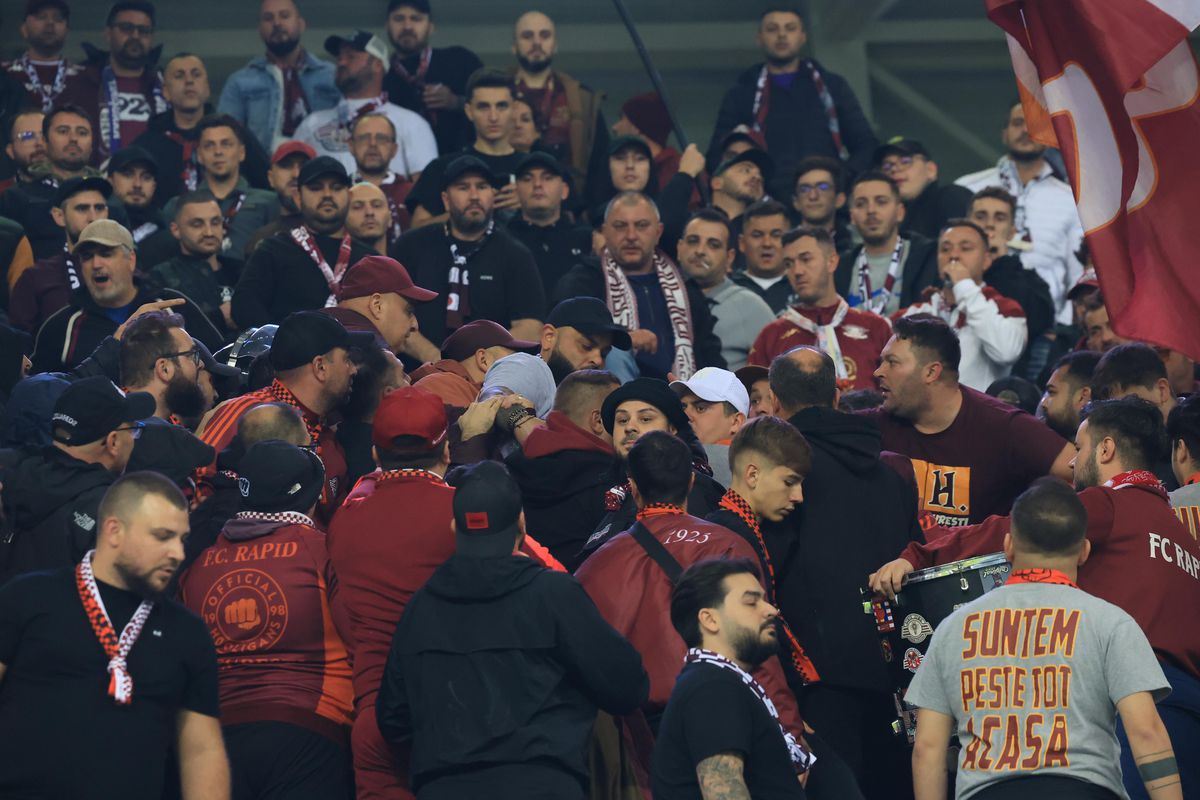 Nu s-a văzut la TV: scandal în peluza Rapidului la Craiova, jandarmii n-au mai stat pe gânduri