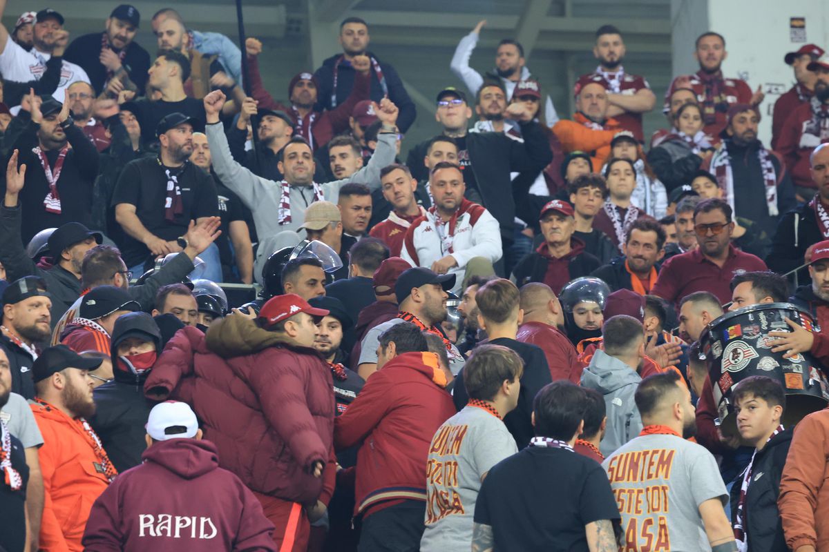 Scandal în galeria la Rapidului în timpul meciului cu Universitatea Craiova