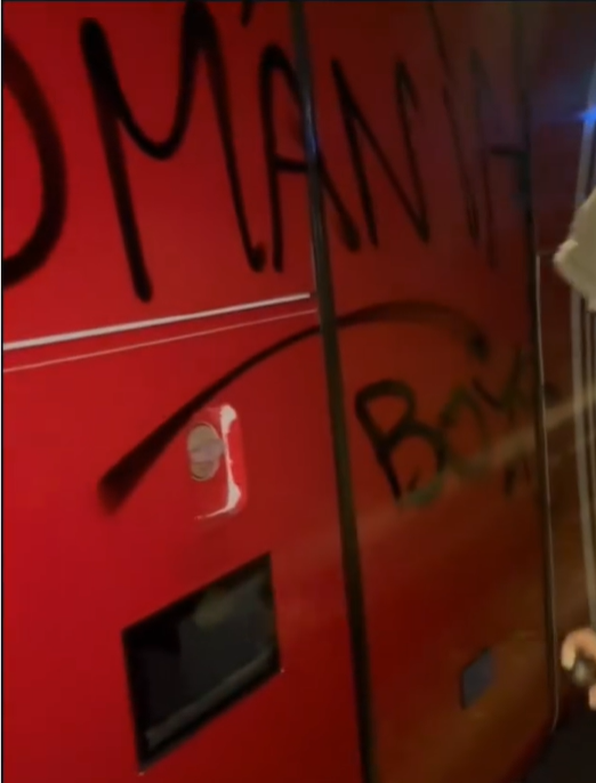 Autocarul celor de la Sepsi, vandalizat de ultrașii din Craiova! Ce au scris pe vehicul + Comunicatul covăsnenilor