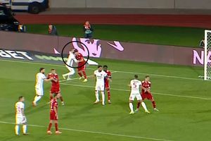 Ce a fost în capul lui?! Iată faza bizară din Hermannstadt - Oțelul: fundașul-kamikaze a luat „roșu” direct și imediat a venit golul!