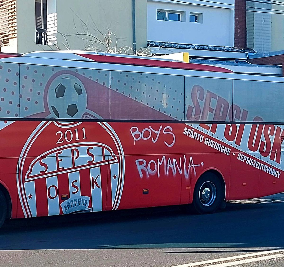 Autocarul celor de la Sepsi, vandalizat de ultrașii din Craiova! Ce au scris pe vehicul + Comunicatul covăsnenilor