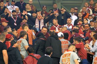 Nu s-a văzut la TV: scandal în peluza Rapidului la Craiova, jandarmii n-au mai stat pe gânduri