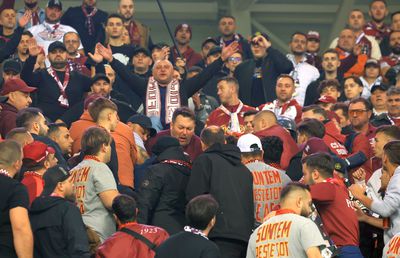 Nu s-a văzut la TV: scandal în peluza Rapidului la Craiova, jandarmii n-au mai stat pe gânduri