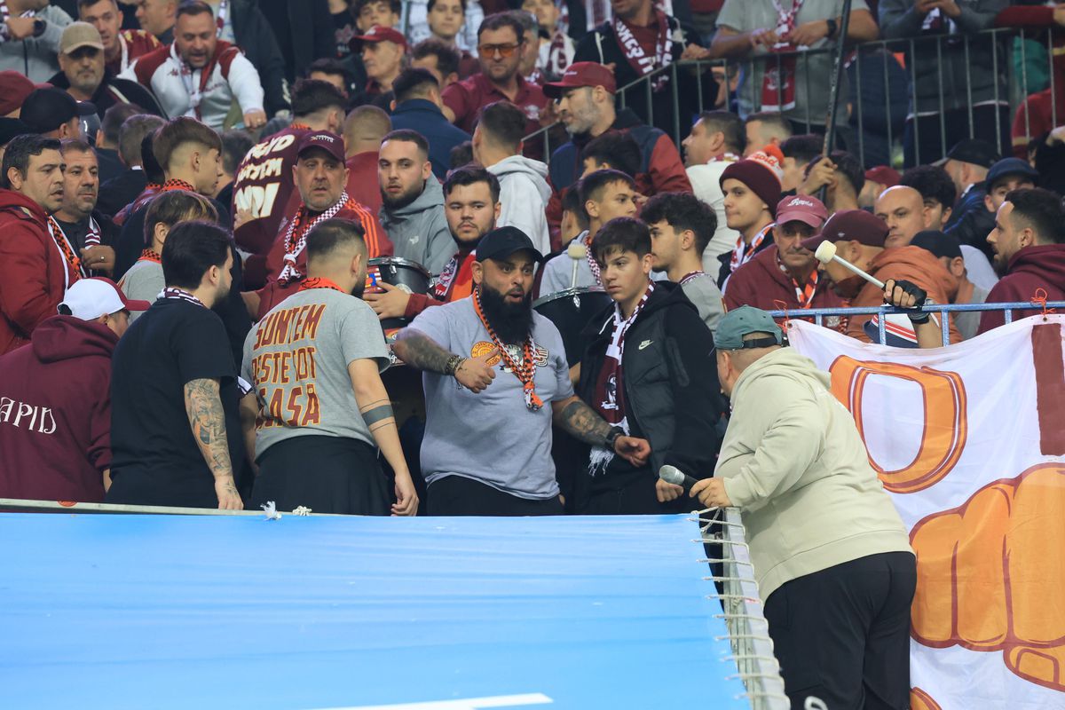 Scandal în galeria la Rapidului în timpul meciului cu Universitatea Craiova