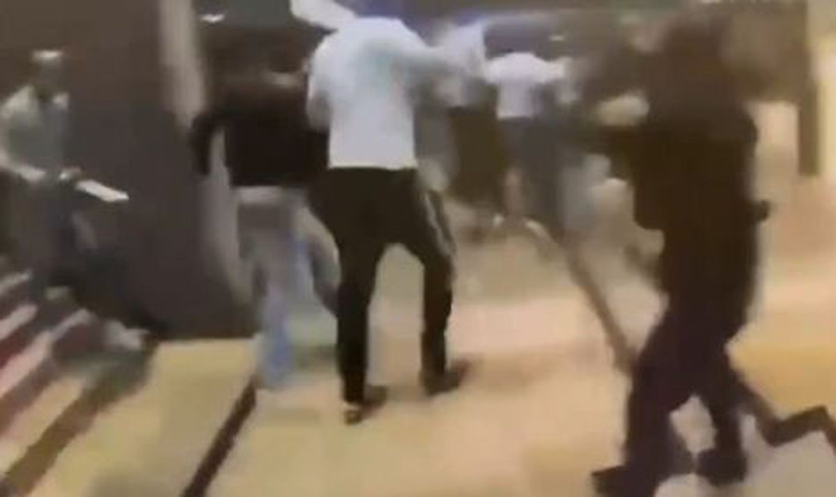 Peste 300 de suporteri rivali au coborât din trenuri și s-au bătut în gară!