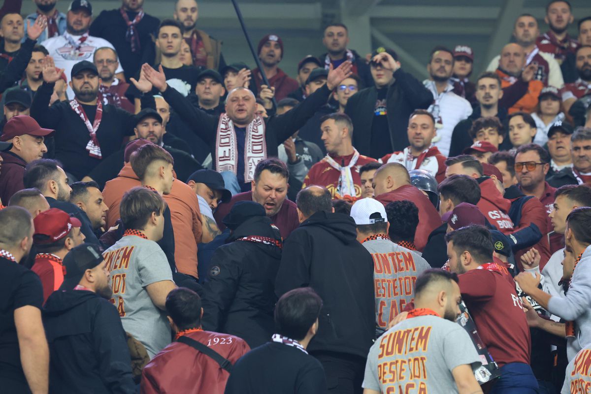 Scandal în galeria la Rapidului în timpul meciului cu Universitatea Craiova