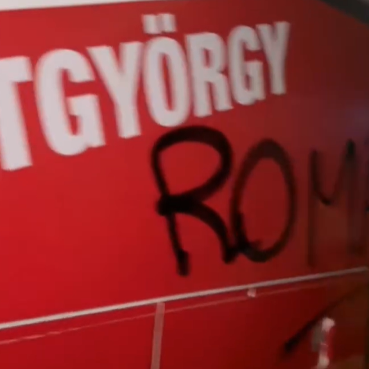 Autocarul celor de la Sepsi, vandalizat de ultrașii din Craiova! Ce au scris pe vehicul + Comunicatul covăsnenilor