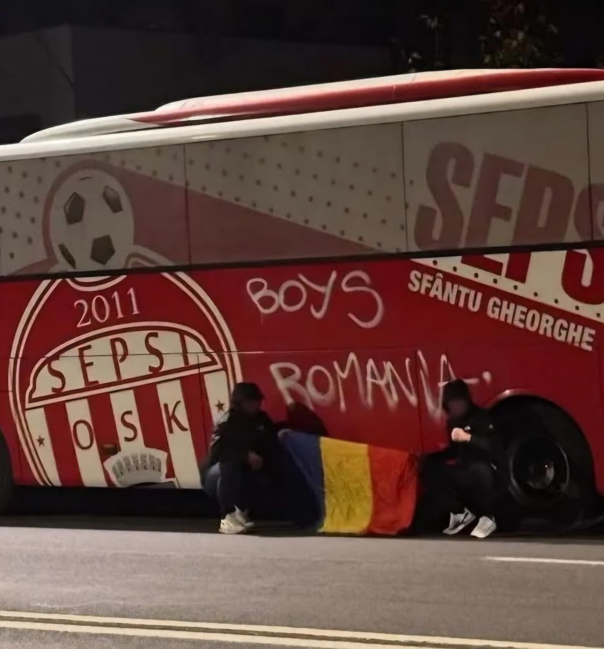 Autocarul celor de la Sepsi, vandalizat de ultrașii din Craiova! Ce au scris pe vehicul + Comunicatul covăsnenilor