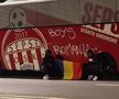 Autocarul celor de la Sepsi, vandalizat de ultrașii din Craiova! Ce au scris pe vehicul + Comunicatul covăsnenilor