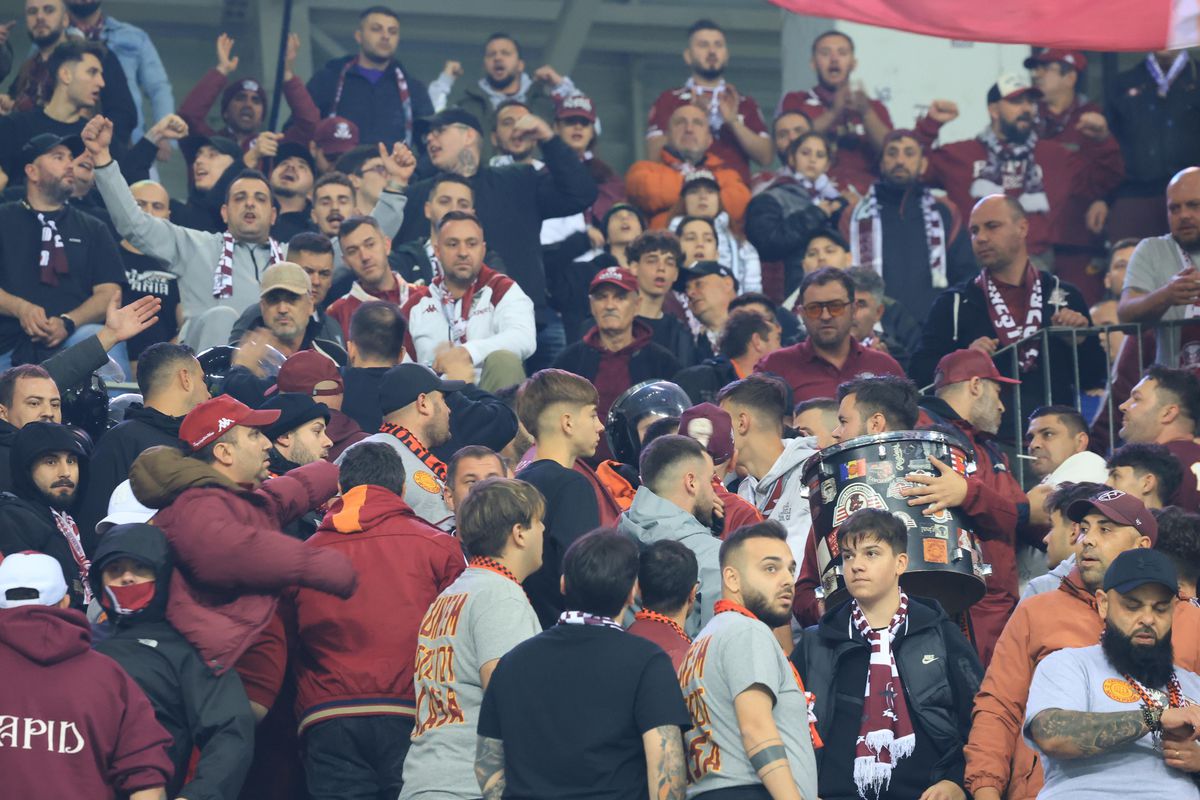 Nu s-a văzut la TV: scandal în peluza Rapidului la Craiova, jandarmii n-au mai stat pe gânduri