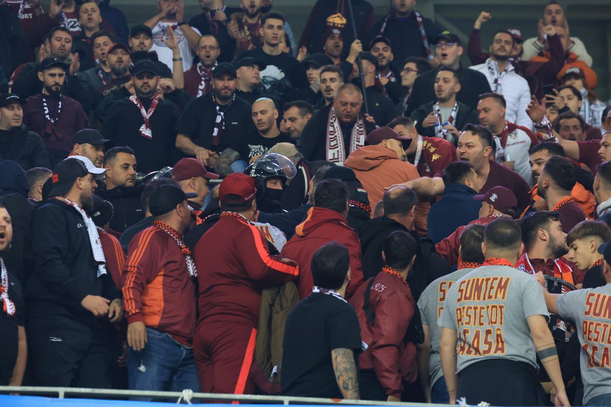 Nu s-a văzut la TV: scandal în peluza Rapidului la Craiova, jandarmii n-au mai stat pe gânduri