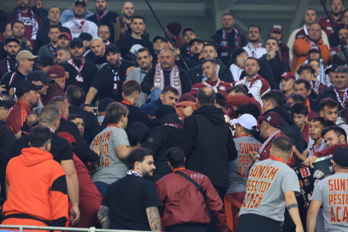 Nu s-a văzut la TV: scandal în peluza Rapidului la Craiova, jandarmii n-au mai stat pe gânduri