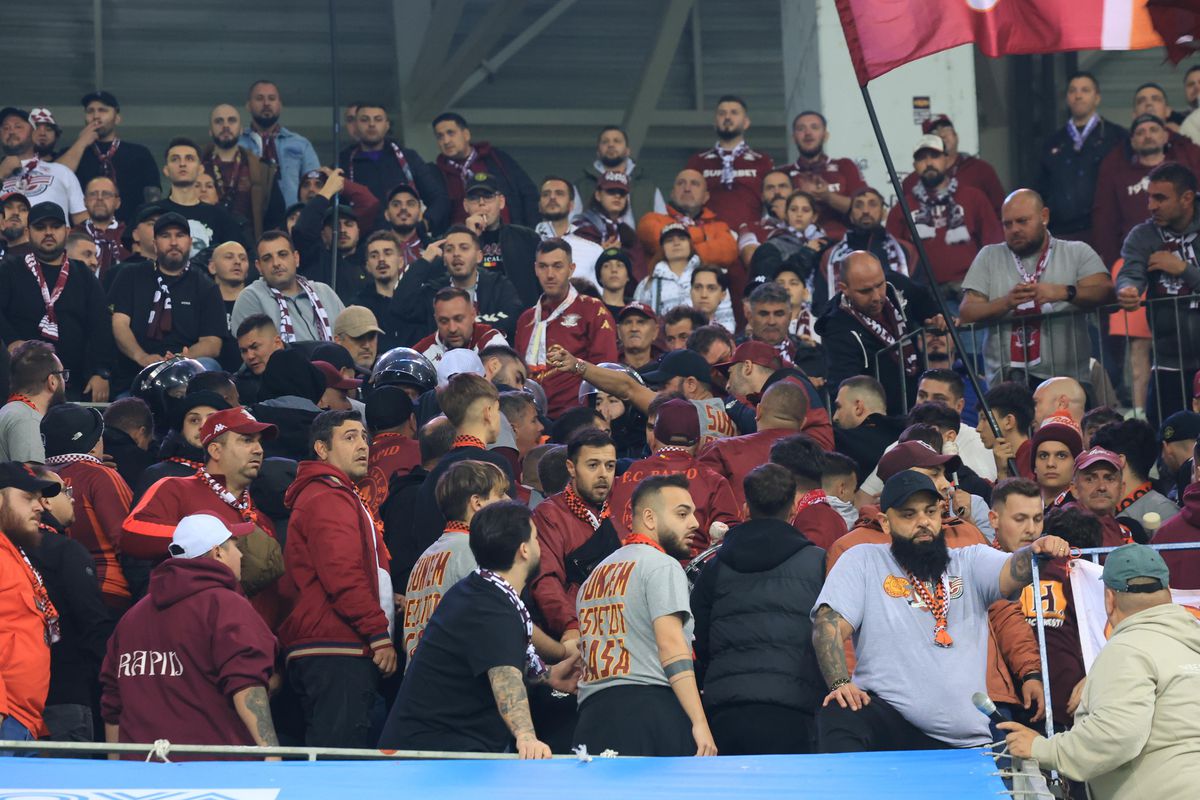 Nu s-a văzut la TV: scandal în peluza Rapidului la Craiova, jandarmii n-au mai stat pe gânduri