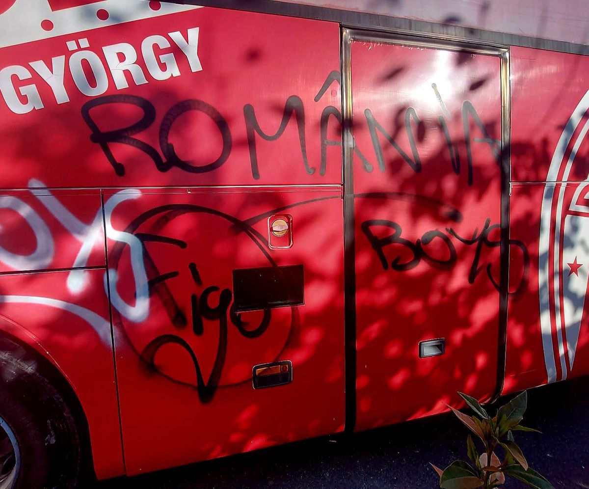 Autocarul celor de la Sepsi, vandalizat de ultrașii din Craiova! Ce au scris pe vehicul + Comunicatul covăsnenilor