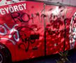 Autocarul celor de la Sepsi, vandalizat de ultrașii din Craiova! Ce au scris pe vehicul + Comunicatul covăsnenilor