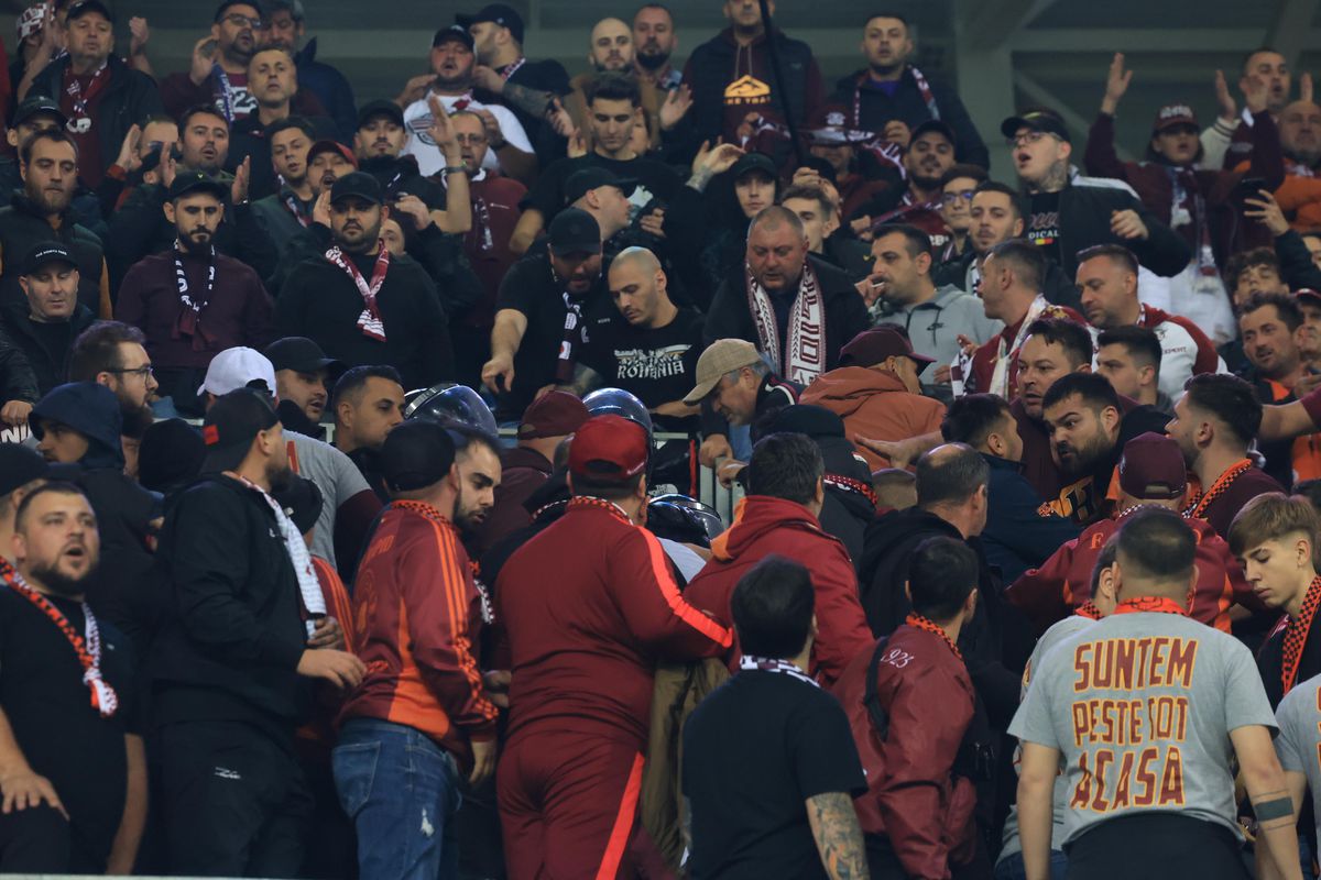 Nu s-a văzut la TV: scandal în peluza Rapidului la Craiova, jandarmii n-au mai stat pe gânduri