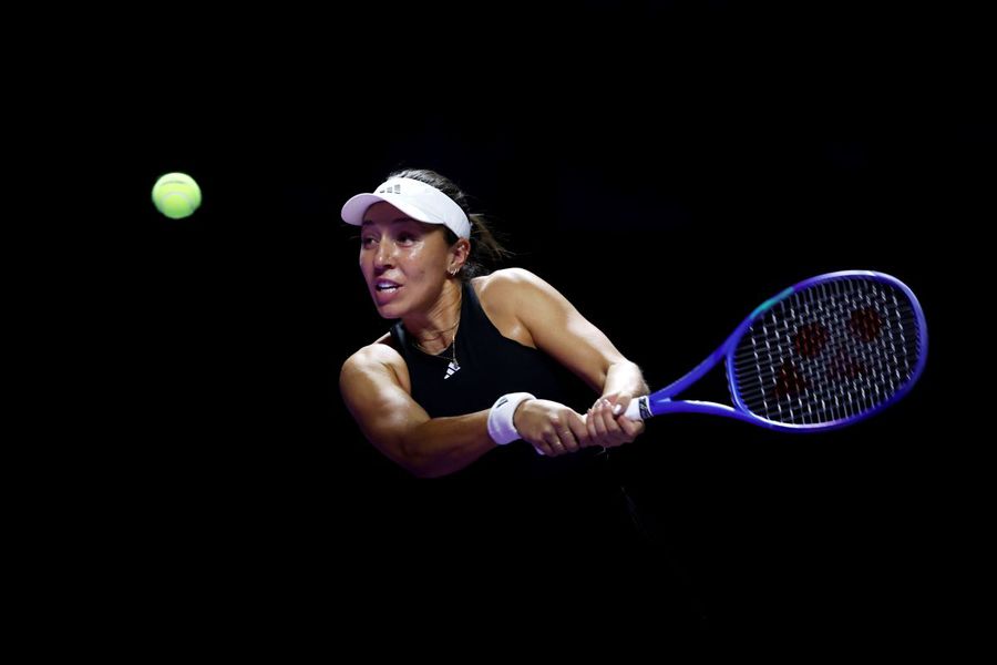 Jessica Pegula în acțiune la WTA Finals Foto: Guliver/GettyImages Campioana en-titre, Coco Gauff, debut cu înfrângere la WTA Finals, într-un meci cu 17 duble greșeli și tragere la sorți efectuată de Simona Halep!