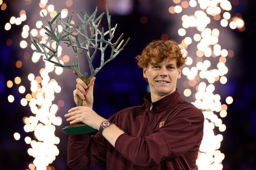 Jannik Sinner cu trofeul în Masters-ul 1000 de la Paris Foto: Guliver/GettyImages