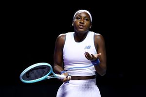 Campioana en-titre, Coco Gauff, debut cu înfrângere la WTA Finals, într-un meci cu 17 duble greșeli și tragere la sorți efectuată de Simona Halep!