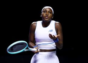 Campioana en-titre, Coco Gauff, debut cu înfrângere la WTA Finals, într-un meci cu 17 duble greșeli și tragere la sorți efectuată de Simona Halep!