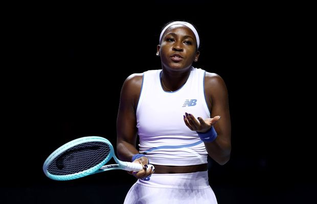 Campioana en-titre, Coco Gauff, debut cu înfrângere la WTA Finals, într-un meci cu 17 duble greșeli și tragere la sorți efectuată de Simona Halep!