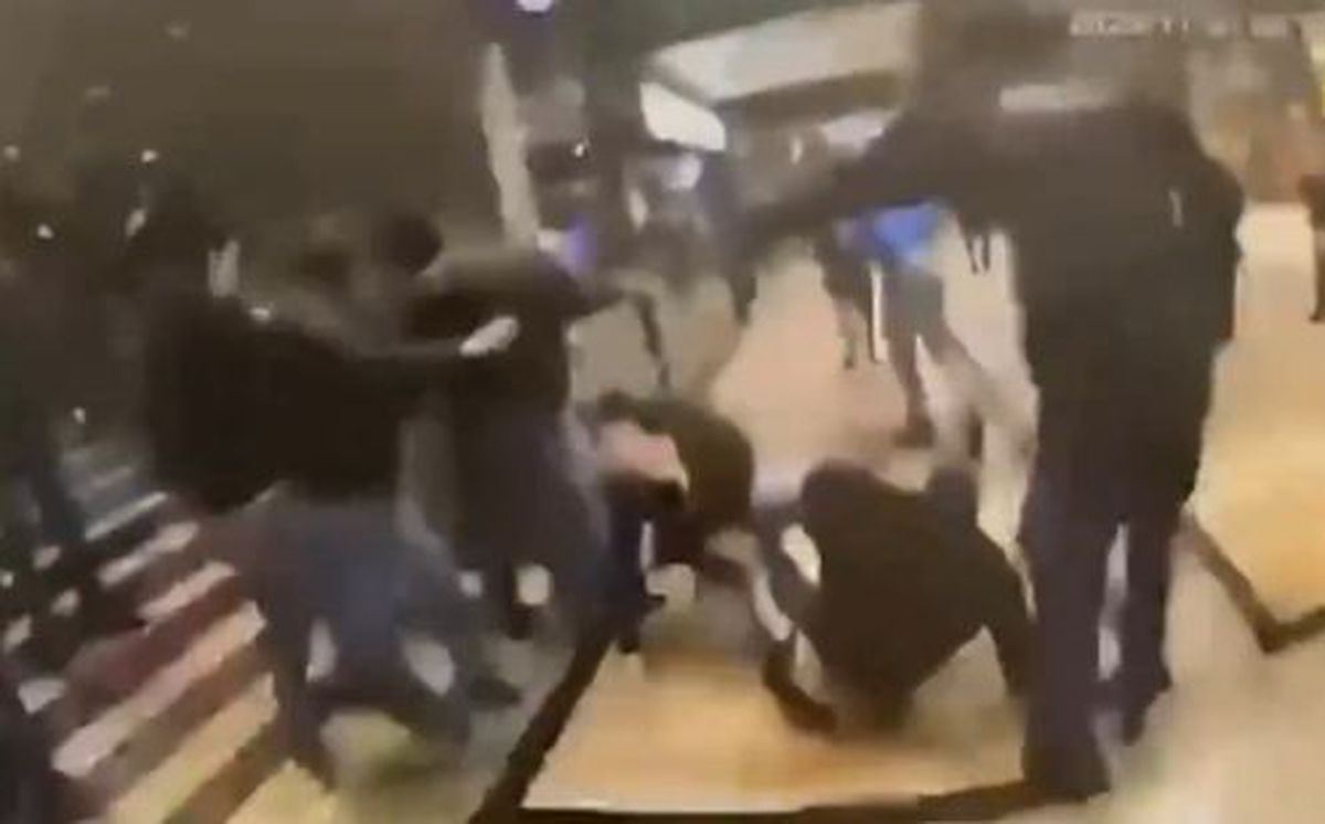 Peste 300 de suporteri rivali au coborât din trenuri și s-au bătut în gară!