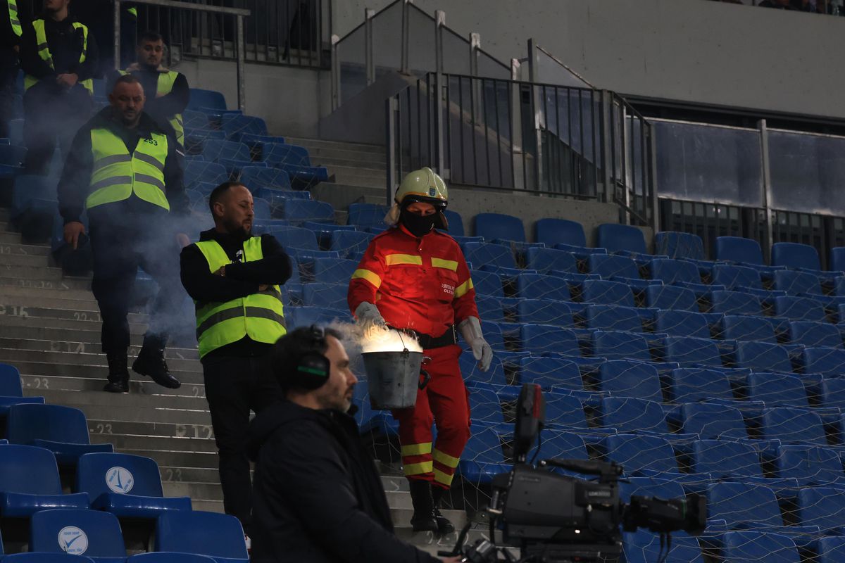 Nu s-a văzut la TV: scandal în peluza Rapidului la Craiova, jandarmii n-au mai stat pe gânduri