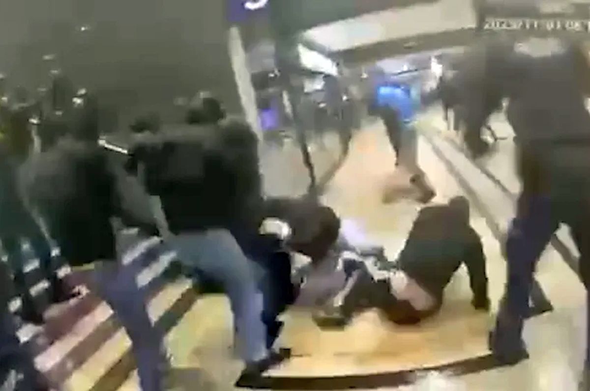 Peste 300 de suporteri rivali au coborât din trenuri și s-au bătut în gară!