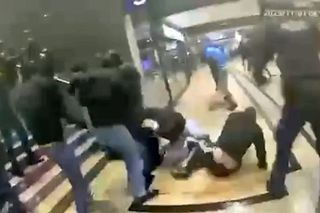 Peste 300 de suporteri rivali au coborât din trenuri și s-au bătut în gară!