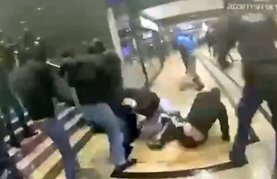 Peste 300 de suporteri rivali au coborât din trenuri și s-au bătut în gară!