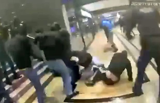 Peste 300 de suporteri rivali au coborât din trenuri și s-au bătut în gară!