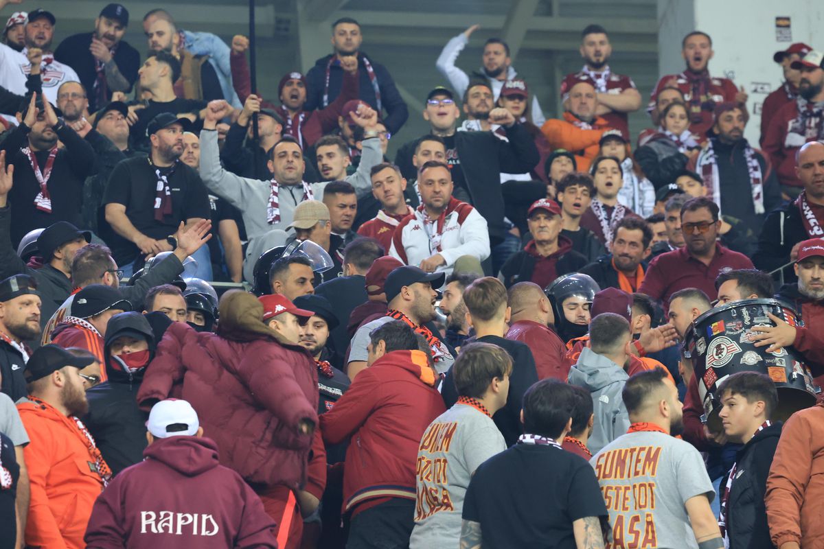 Nu s-a văzut la TV: scandal în peluza Rapidului la Craiova, jandarmii n-au mai stat pe gânduri