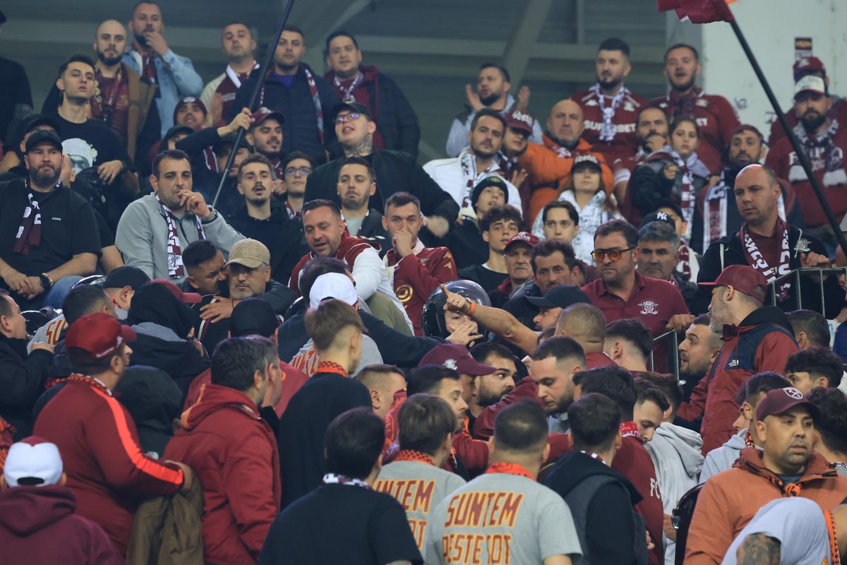 Scandal în galeria la Rapidului în timpul meciului cu Universitatea Craiova