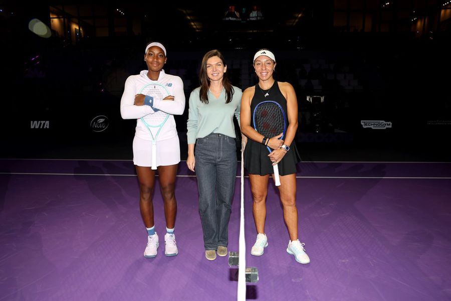 Simona Halep a efectuat tragerea la sorți la meciul Coco Gauff-Jessica Pegula de la WTA Finals Foto: Guliver/GettyImages Campioana en-titre, Coco Gauff, debut cu înfrângere la WTA Finals, într-un meci cu 17 duble greșeli și tragere la sorți efectuată de Simona Halep!