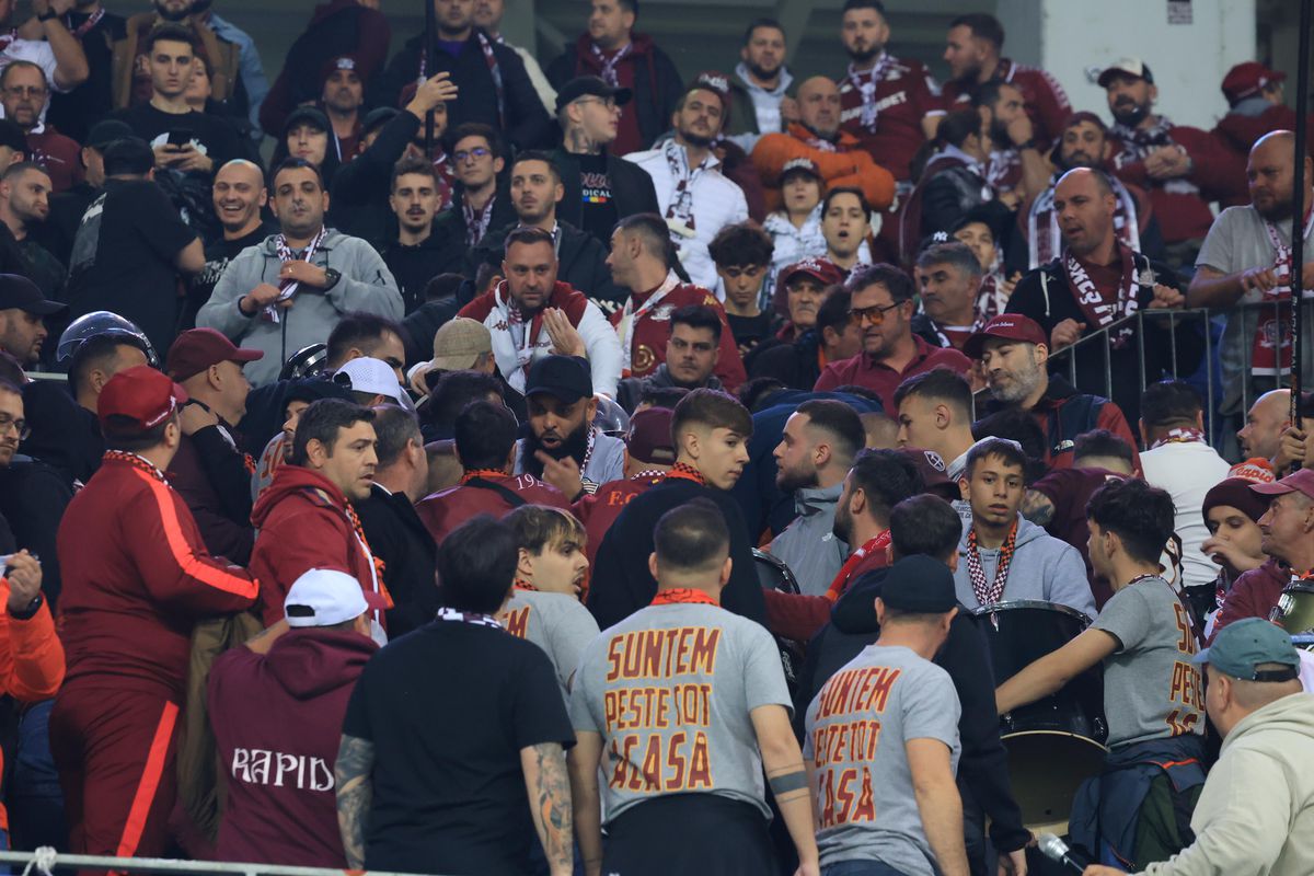 Scandal în galeria la Rapidului în timpul meciului cu Universitatea Craiova