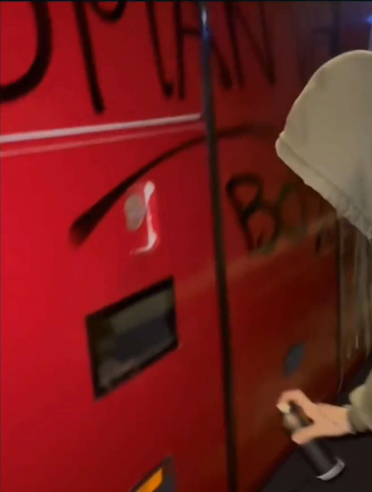 Autocarul celor de la Sepsi, vandalizat de ultrașii din Craiova! Ce au scris pe vehicul + Comunicatul covăsnenilor