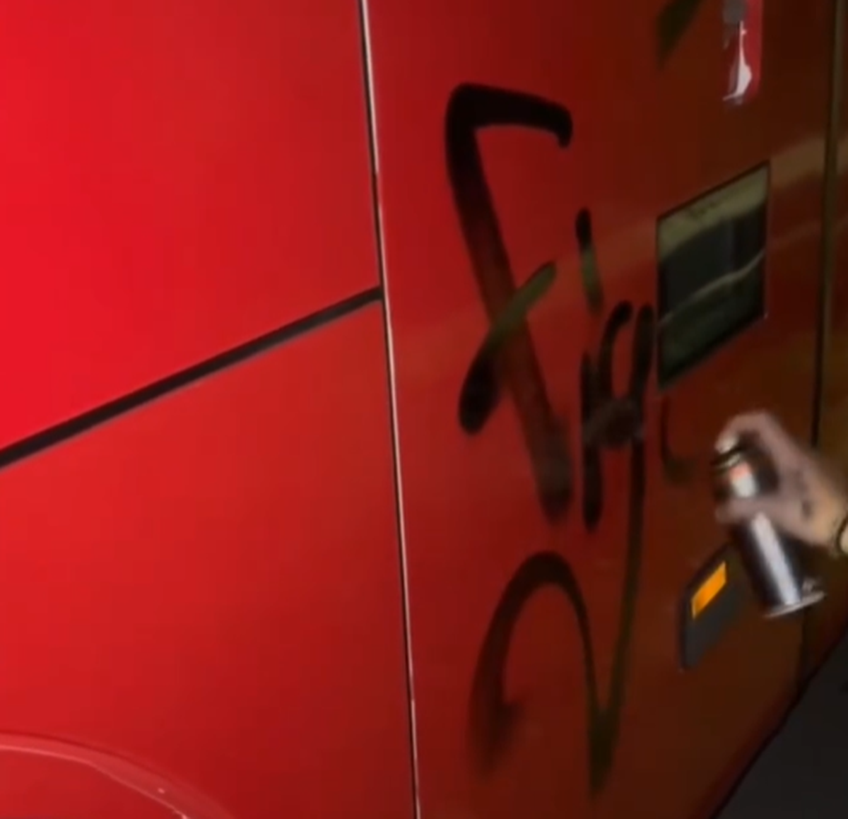 Autocarul celor de la Sepsi, vandalizat de ultrașii din Craiova! Ce au scris pe vehicul + Comunicatul covăsnenilor