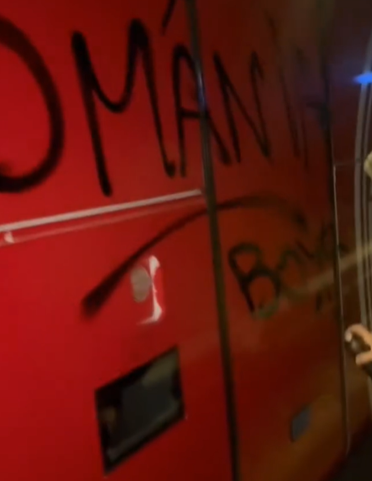 Autocarul celor de la Sepsi, vandalizat de ultrașii din Craiova! Ce au scris pe vehicul + Comunicatul covăsnenilor