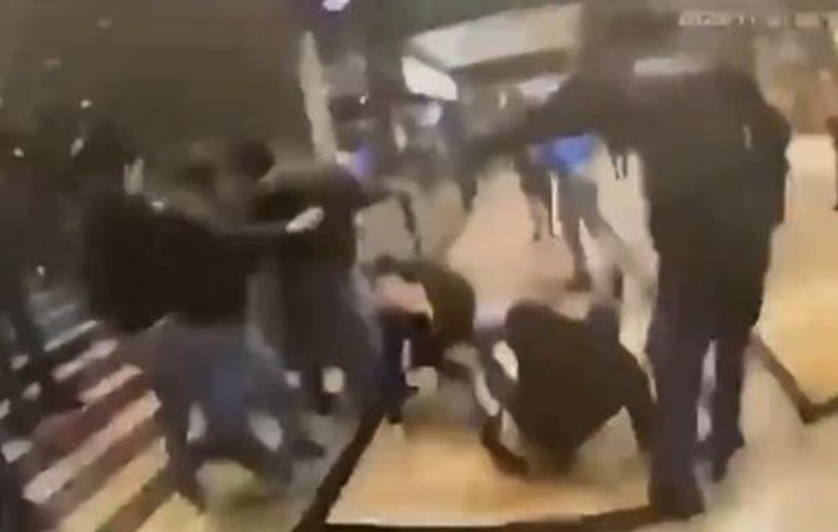 Peste 300 de suporteri rivali au coborât din trenuri și s-au bătut în gară!