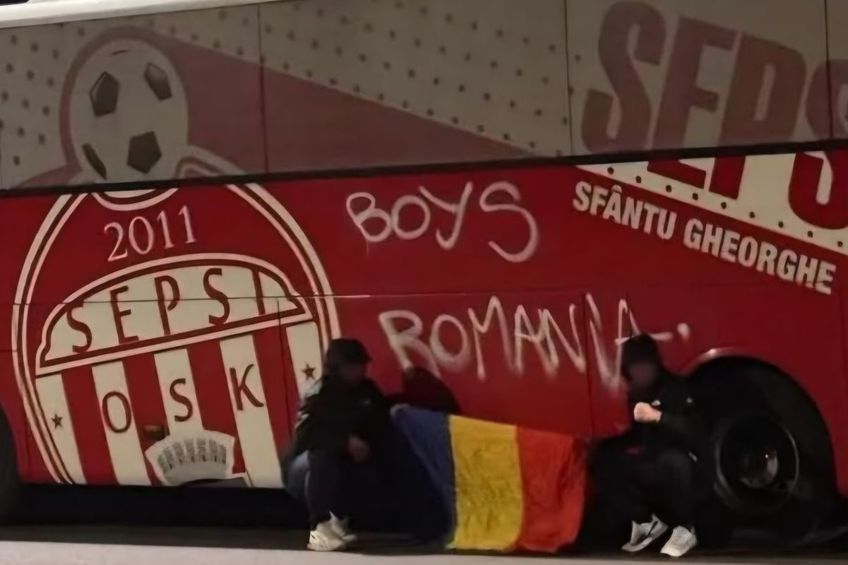 Autocarul juniorilor de la Sepsi, vandalizat în Craiova / Foto: Facebook