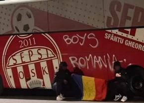 Autocarul celor de la Sepsi, vandalizat de ultrașii din Craiova! Ce au scris pe vehicul + Comunicatul covăsnenilor