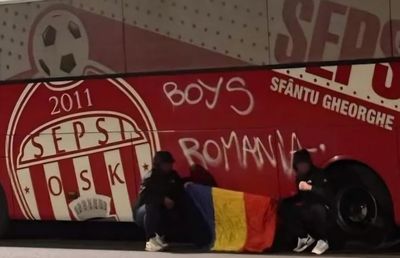 Autocarul celor de la Sepsi, vandalizat de ultrașii din Craiova! Ce au scris pe vehicul + Comunicatul covăsnenilor