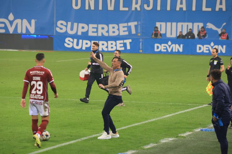 Gesturile lui Mirel Rădoi din Universitatea Craiova - Rapid. FOTO: Ionuț Iordache (GSP.ro)