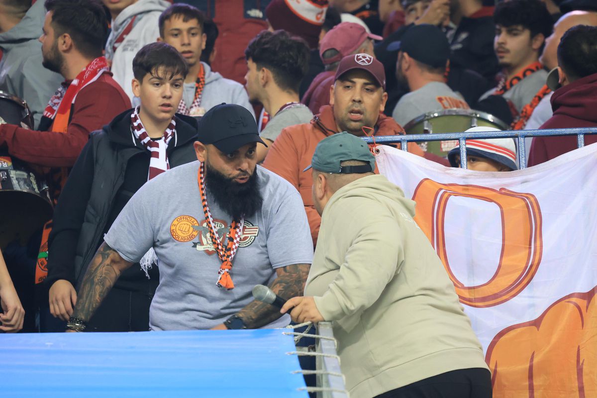 Nu s-a văzut la TV: scandal în peluza Rapidului la Craiova, jandarmii n-au mai stat pe gânduri