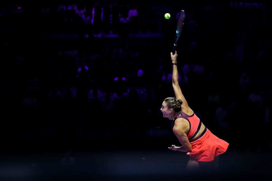 Aryna Sabalenka servind la WTA Finals 2025 Foto: Guliver/GettyImages Aryna Sabalenka, liderul mondial, debut în viteză la WTA Finals, cu o victorie în 70 de minute