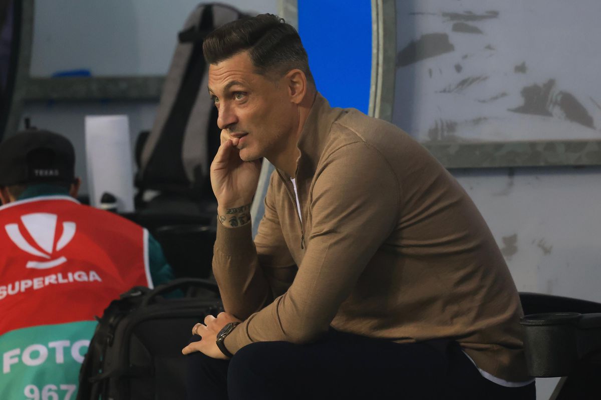 Mirel Rădoi „a luat foc” în timpul meciului, apoi a avut o cerere inedită în conferință: „Dați-le cartonaşe jucătorilor mei! Nu vor mai fi nici în lot”