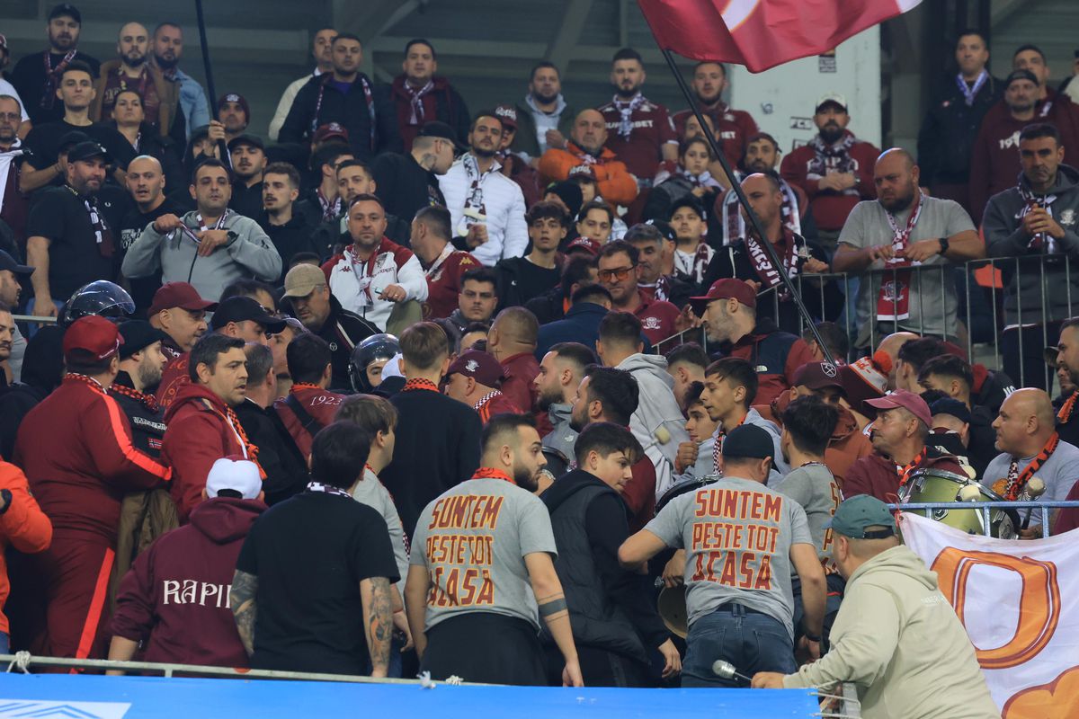 Nu s-a văzut la TV: scandal în peluza Rapidului la Craiova, jandarmii n-au mai stat pe gânduri